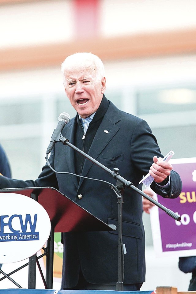 Ukrainos generalinis prokuroras penktadienį pareiškė, kad jo biuras ėmėsi peržiūrėti kelias bylas dėl dujų bendrovės, kurios valdyboje dirbo JAV demokrato Joe Bideno sūnus Hunteris.<br>AFP/Scanpix nuotr.