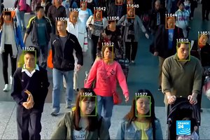 Grėsmė privatumui ar technologinė pergalė? Kinija pristatė dviprasmiškai vertinamą kamerą