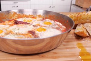 Šefas pamokė, kaip orkaitėje iškepti šakšuką – dieviškai skanią kiaušinienę