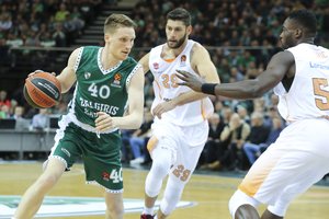 Skausmingas „Žalgirio“ startas Eurolygoje – pralaimėjimą „Baskonia“ klubui švelnino atsistoję sirgaliai