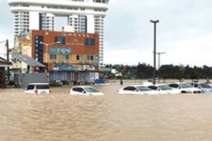 Smarkios liūtys sukėlė purvo nuošliaužų ir sugriovė namus