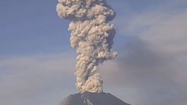 Stebinantis vaizdas: išsiveržus ugnikalniui dūmai pakilo į 2000 metrų aukštį
