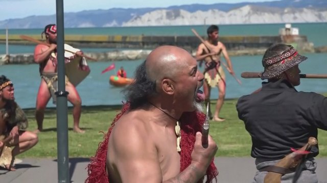 Neįprasti šventės vaizdai traukia akį – masinis maorių šokis su riksmų aidais