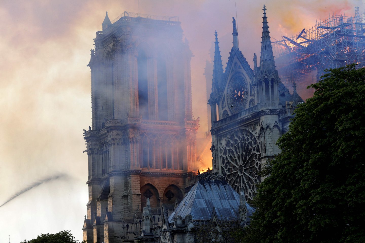 Britai sukluso po gaisro Paryžiaus Dievo Motinos katedroje.<br>AFP/Scanpix nuotr.