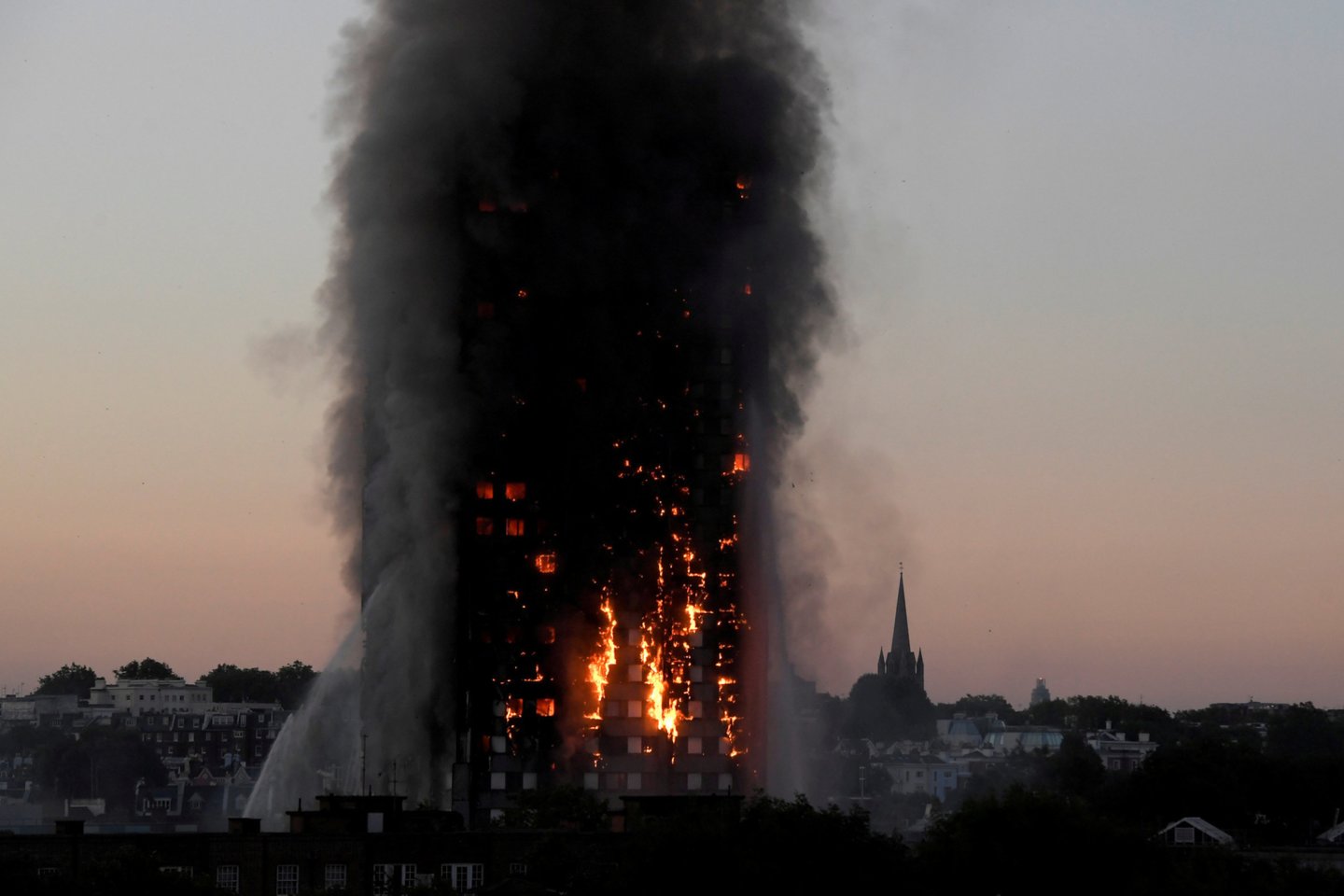 „Grenfell Tower“ kilęs gaisras nusinešė 72 žmonių gyvybę.<br>Reuters / Scanpix nuotr.