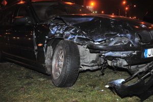 BMW skriejęs kelių erelis vertėsi, bėgo palikęs sunkiai sužeistą draugą, bet greitai buvo sučiuptas