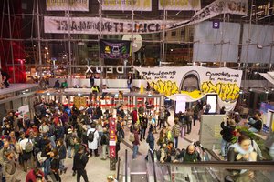 Šimtai klimato aktyvistų užsibarikadavo prekybos centre, pešėsi ir su pirkėjais