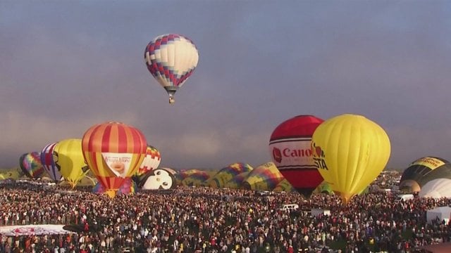 Padangę nuspalvino šimtai oro balionų – akį veriantis vaizdas