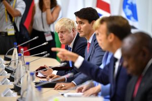 Borisas Johnsonas perspėja Emmanuelį Macroną