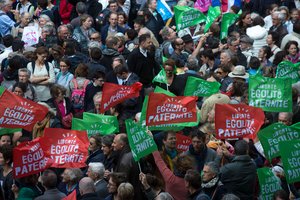 Paryžiuje protestuota prieš pagalbinio apvaisinimo galimybę vienišoms moterims, lesbietėms