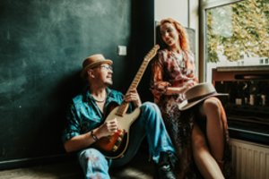 Atlikėjas Ramūnas Difartas su žmona įsiamžino bohemiškoje fotosesijoje