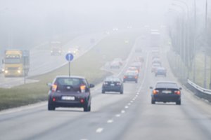 Neramu vairuojant per tirštą rūką? Svarbiausi patarimai, kaip išvengti pavojų
