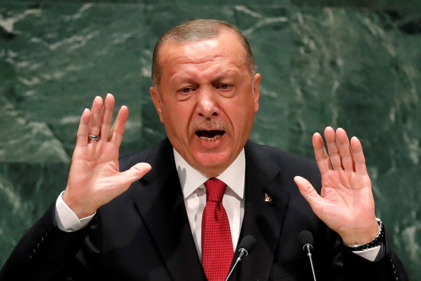   Turkijos prezidentas Recepas Tayyipas Erdoganas pirmadienį paskelbė, kad šalies kariuomenė yra pasirengusi bet kurią akimirką pradėti operacijas prieš kurdų kovotojus Sirijoje.<br> Reuters/Scanpix nuotr.
