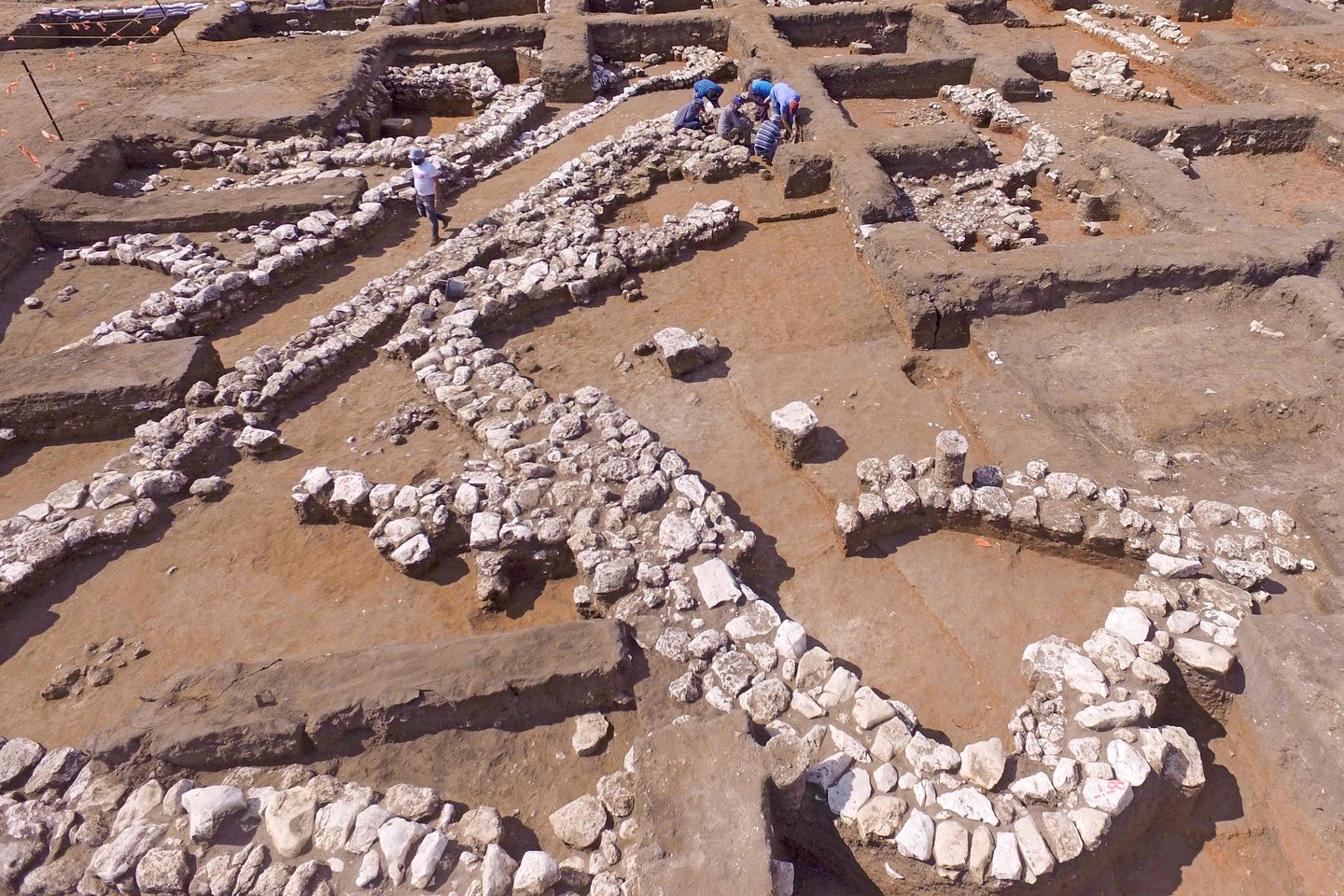  Atliekant kasinėjimus prieš kelio tiesimo darbus, Vidurio Izraelyje aptiktos 5 000 metų senumo miesto liekanos.<br> AFP / Scanpix nuotr.
