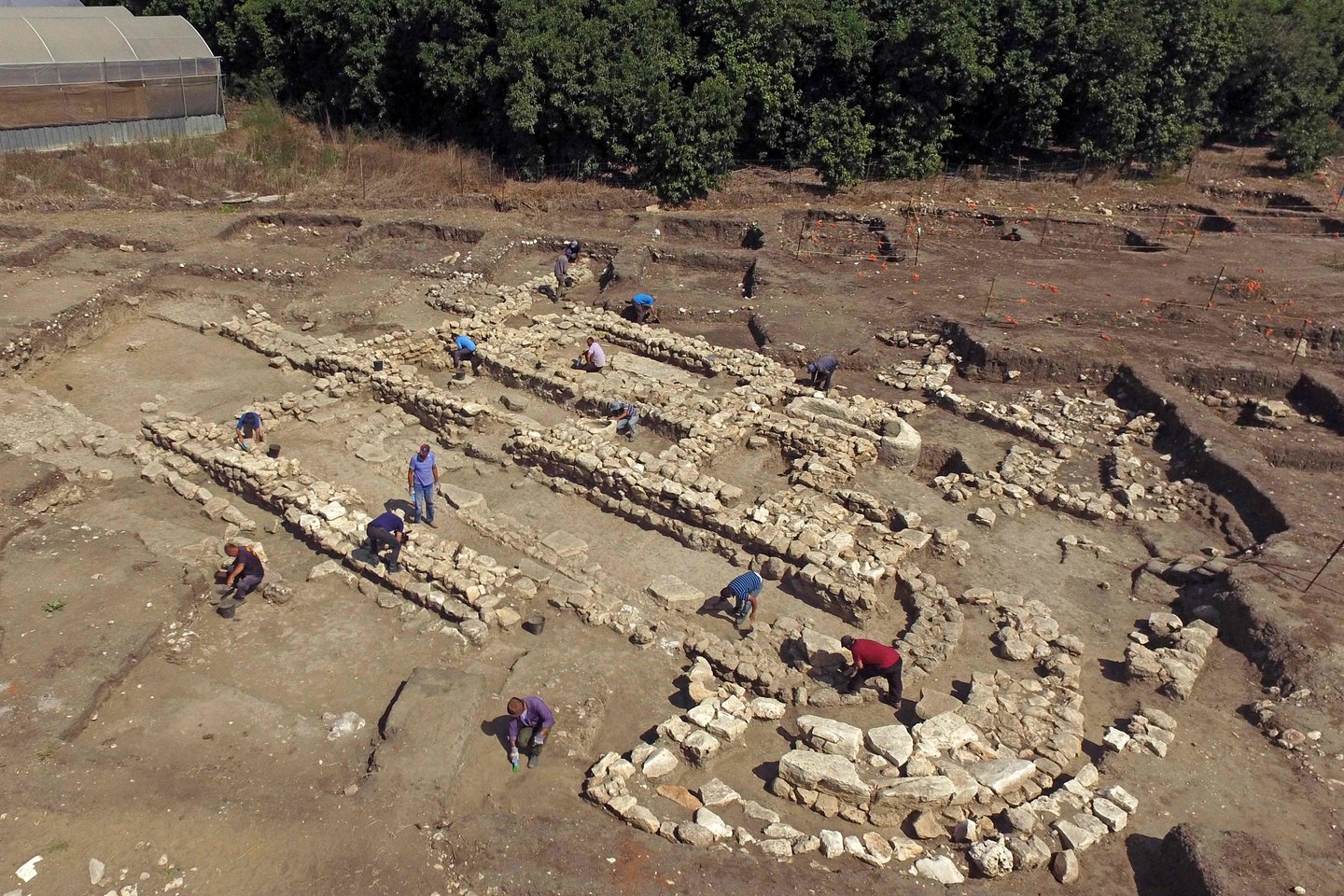  Atliekant kasinėjimus prieš kelio tiesimo darbus, Vidurio Izraelyje aptiktos 5 000 metų senumo miesto liekanos.<br> AFP / Scanpix nuotr.