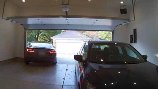 Į garažo duris įvažiavusi savavaldė „Tesla“ - tik vienas iš daugelio E. Musko galvos skausmų