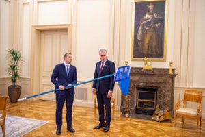 Prezidentas V. Sinkevičiui įteikė keistą dovaną: ministras neslėpė nuostabos