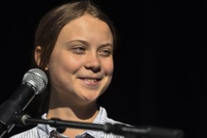 Romoje po tiltu – kabanti klimato aktyvistės Gretos Thunberg pavidalo lėlė