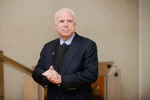 Buvęs JAV specialusis pasiuntinys Ukrainai palieka J. McCaino institutą