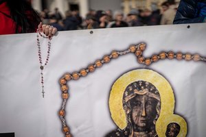 Lenkų vyrai piktinasi dėl lytinės diskriminacijos