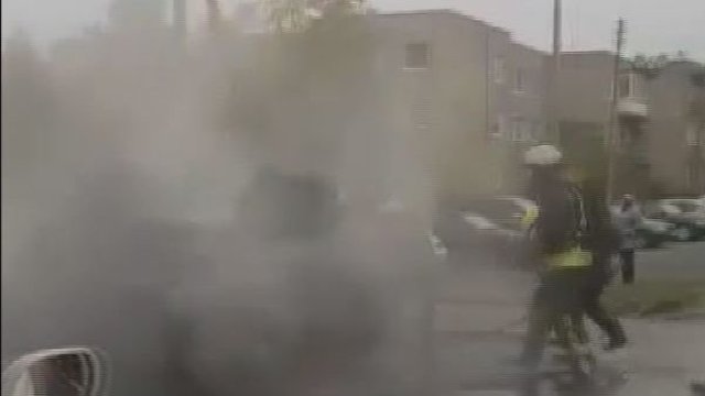 Greta Vilniaus sudegė automobilis: „Mercedes-Benz“ skendo tirštuose dūmuose