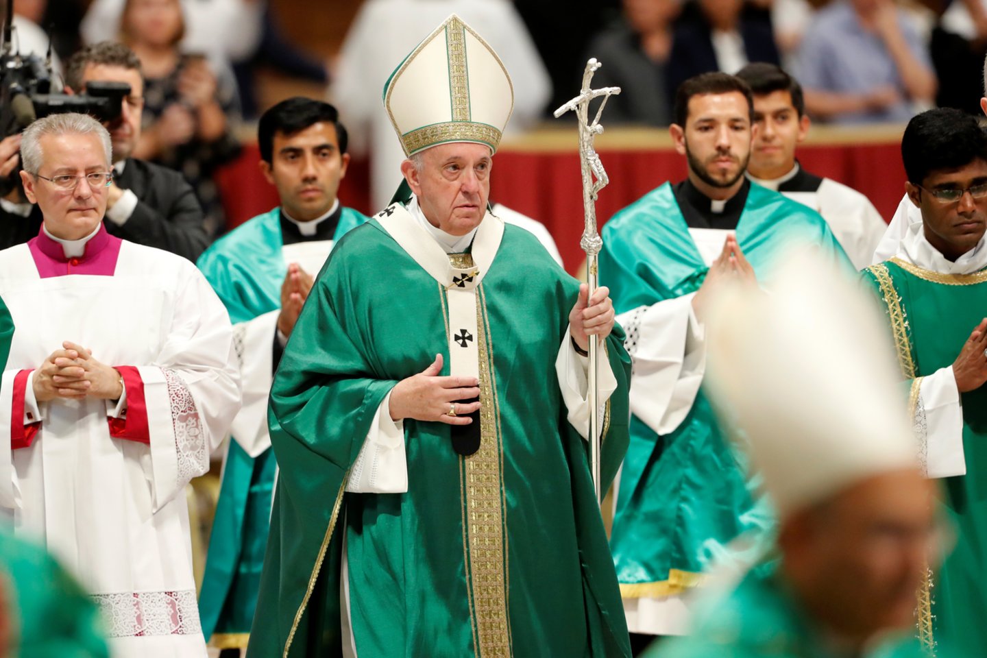 Vatikane sekmadienį susirinko pasaulio krikščioniškojo mokymo lyderiai bei Amazonės regiono bendruomenių vadai.<br>AFP/Scanpix nuotr.