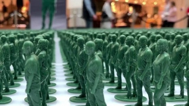 40 tūkstančių žaislinių kareivių atkreipia dėmesį į sužeistųjų problemas