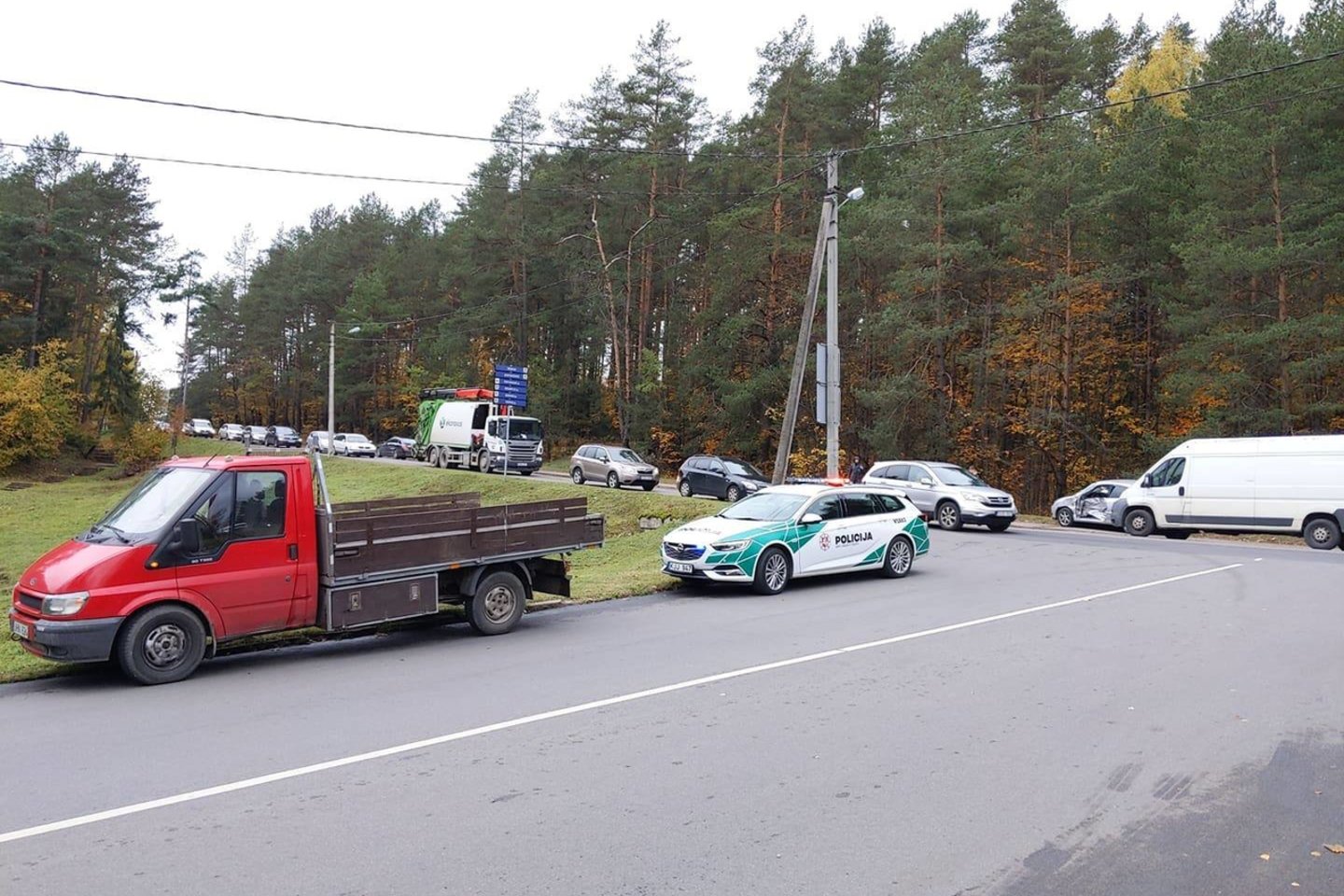  Avarija Vilniuje: susidūrus sunkvežimiui su lengvuoju automobiliu prireikė visų tarnybų.<br> V.Skaraičio nuotr.