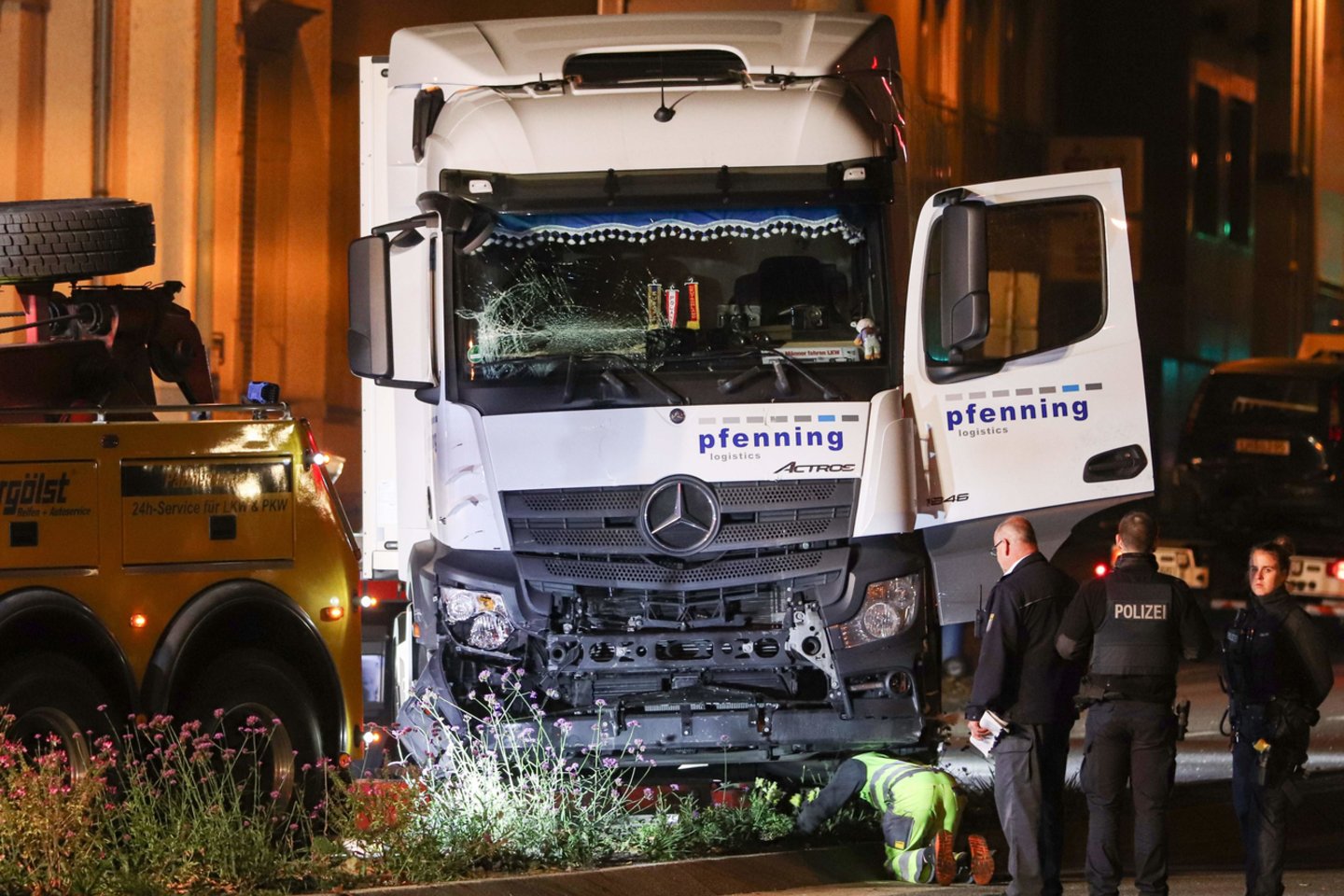 ​Vokietijos pareigūnai apieškojo butą Langeno mieste (Heseno federalinė žemė) dėl incidento Limburge prie Lano (taip pat Hesenas), kur migrantas iš Sirijos pavogtu sunkvežimiu rėžėsi į lengvuosius automobilius. Tai antradienį pranešė laikraštis „Offenbach-Post“. <br>AFP/Scanpix nuotr. 