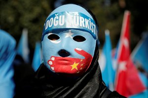 JAV dėl represijų uigūrų atžvilgiu suvaržo vizas kinų pareigūnams