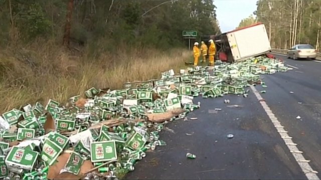 Ant kelio išvirto šimtai alaus dėžių – gelbėtojams liko tik gūžčioti pečiais