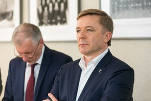 G. Kirkilas Seimo vadovo kėdėje mato R. Karbauskį