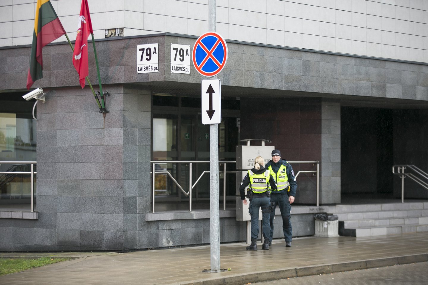 Evakuojami žmonės iš Vilniaus miesto apylinkės teismo: vyras pranešė užminavęs pastatą.<br>T.Bauro nuotr.