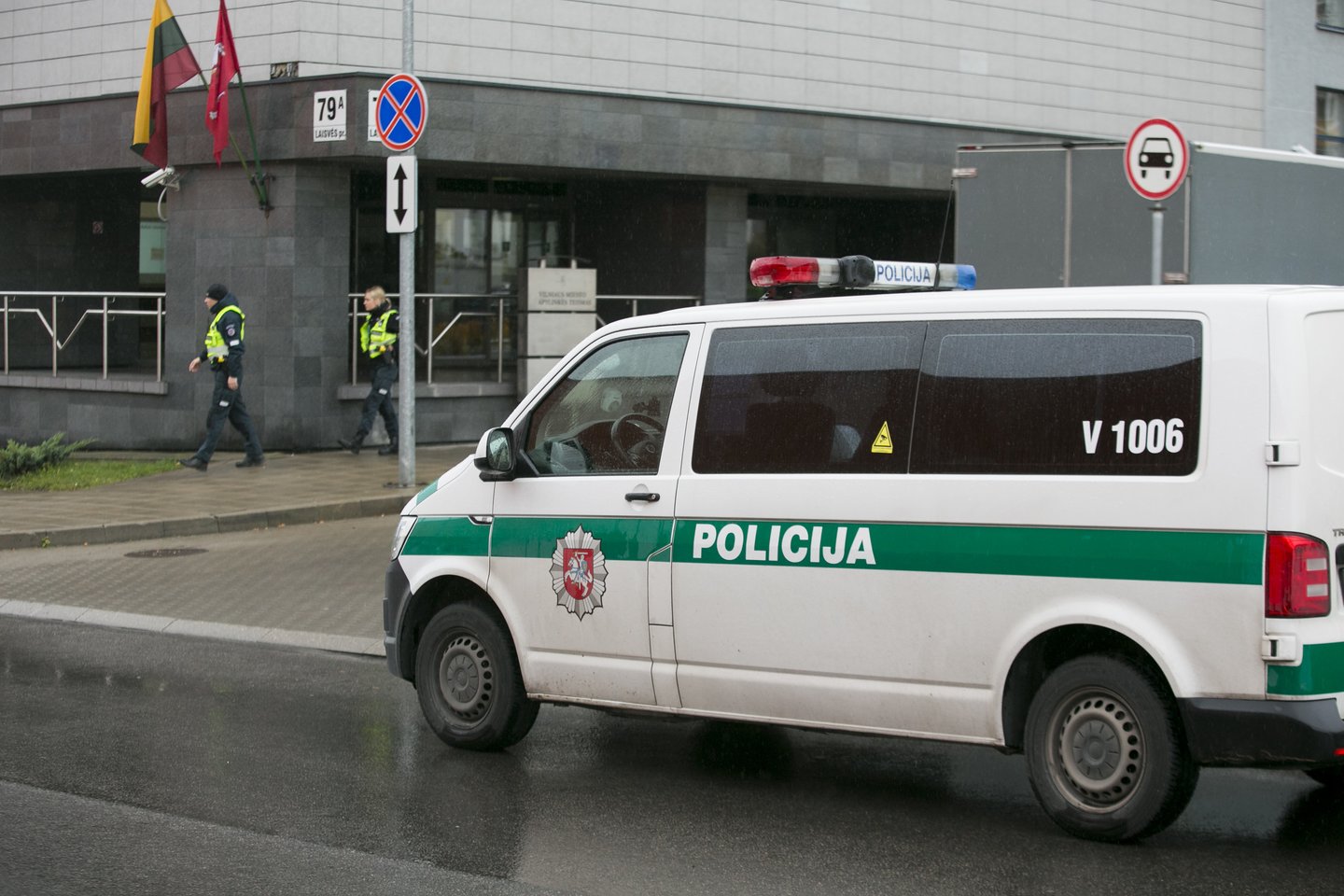 Evakuojami žmonės iš Vilniaus miesto apylinkės teismo: vyras pranešė užminavęs pastatą.<br>T.Bauro nuotr.