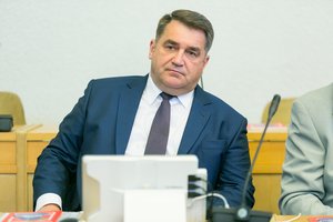 Piktnaudžiavimu įtariamam Kupiškio merui teismas dar trims mėnesiams neleidžia grįžti į darbą