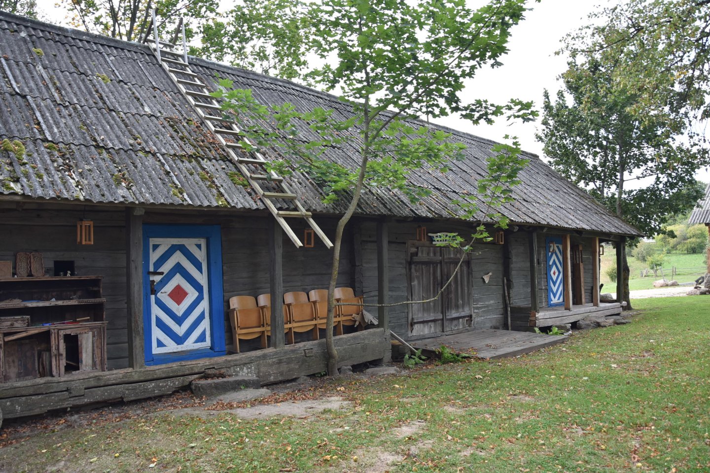 Pagulbyje sodybą įsigijęs ir iš esmės ją renovavęs muzikuoti mėgstantis verslininkas K.Jakutis iš pradžių ketino čia ilsėtis pats, tačiau vėliau nusprendė, kad reikia priimti ir turistus, ir vestuvininkus.<br>A.Murauskaitės nuotr.