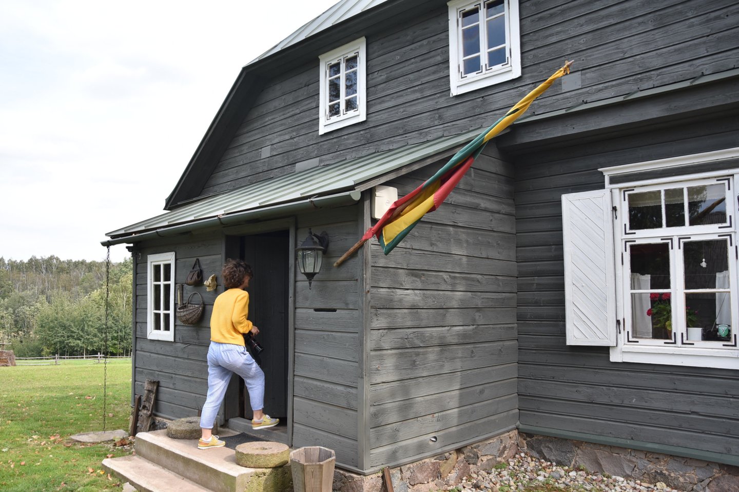 Pagulbyje sodybą įsigijęs ir iš esmės ją renovavęs muzikuoti mėgstantis verslininkas K.Jakutis iš pradžių ketino čia ilsėtis pats, tačiau vėliau nusprendė, kad reikia priimti ir turistus, ir vestuvininkus.<br>A.Murauskaitės nuotr.