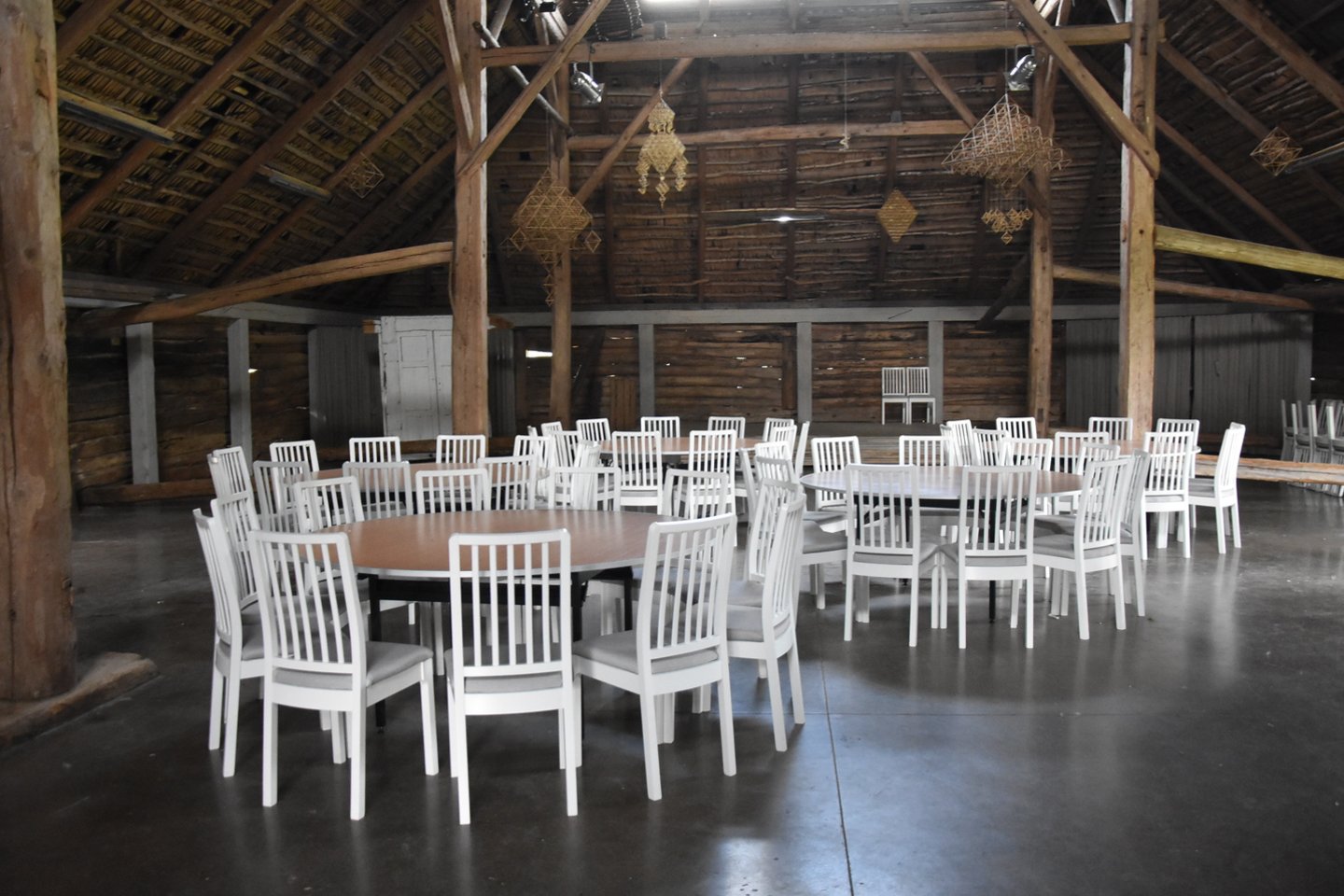 Pagulbyje sodybą įsigijęs ir iš esmės ją renovavęs muzikuoti mėgstantis verslininkas K.Jakutis iš pradžių ketino čia ilsėtis pats, tačiau vėliau nusprendė, kad reikia priimti ir turistus, ir vestuvininkus.<br>A.Murauskaitės nuotr.