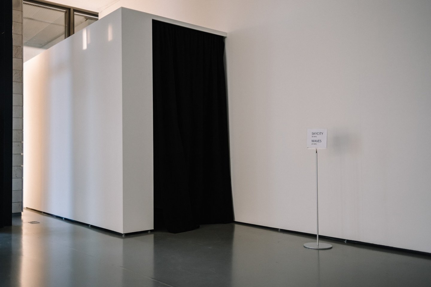Festivalyje „Gaida“ pristatyti dviejų menininkų duetų kūriniai Nacionalinės dailės galerijos sales pavertė audiovizualinėmis erdvėmis.<br> Organizatorių nuotr.