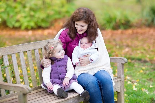 Jei vaikas turėjo itin glaudų ryšį su mama ir silpnesnį su tėčiu, gimus jaunėliui kyla problemų