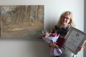 Skambantį gobeleną sukūrusi jauna menininkė į Lietuvą parvežė medalį