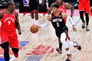 R. Westbrooko ir J. Hardeno duetas atvedė „Rockets“ į pergalę prieš NBA čempionus