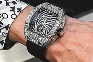 Vagys pabėgo su 750 tūkst. eurų vertės laikrodžiu – puolė tiesiog gatvėje