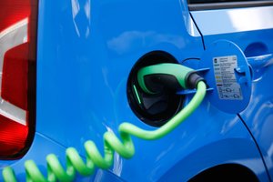 Elektromobilių atstovas: mokestis seniems ir taršiems automobiliams – privalomas