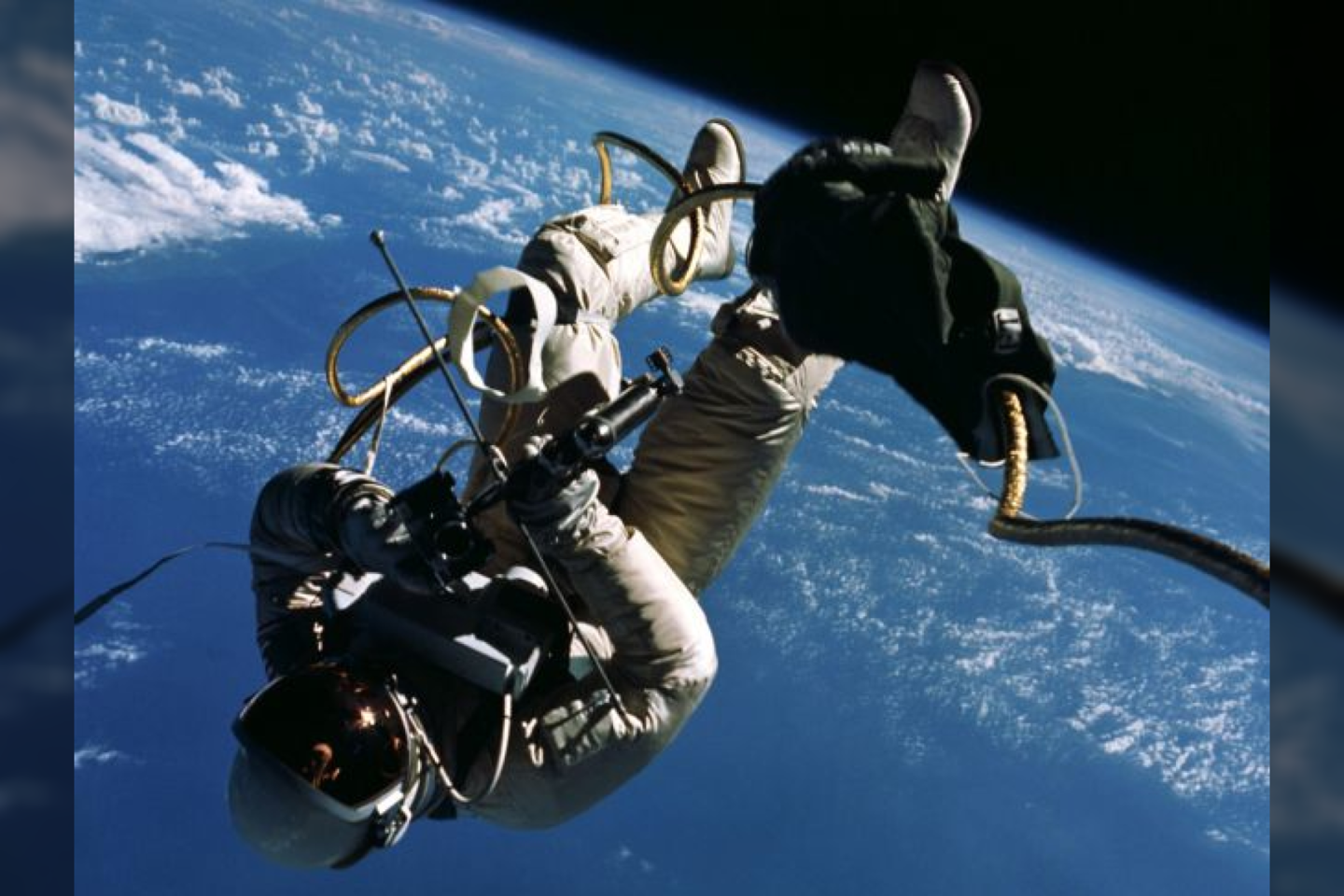 Edwardas Whiteas atlieką pirmą kartą istorijoje išėjo į atvirą kosmosą.<br>NASA nuotr. 