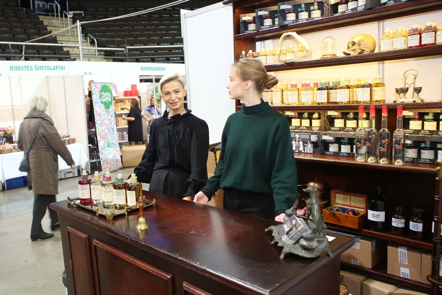  Parodoje „Rinkis prekę lietuvišką“ – gausybė pagundų pirkėjams.<br> M.Patašiaus nuotr.