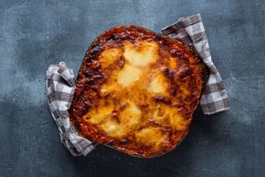 Idėja savaitgaliui: baklažanų apkepas su sūriu