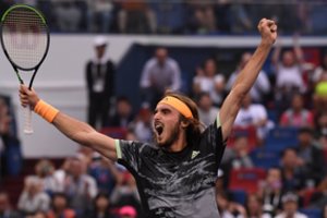 Staigmena Šanchajuje: 21-erių S. Tsitsipas ketvirtfinalyje įveikė N. Džokovičių