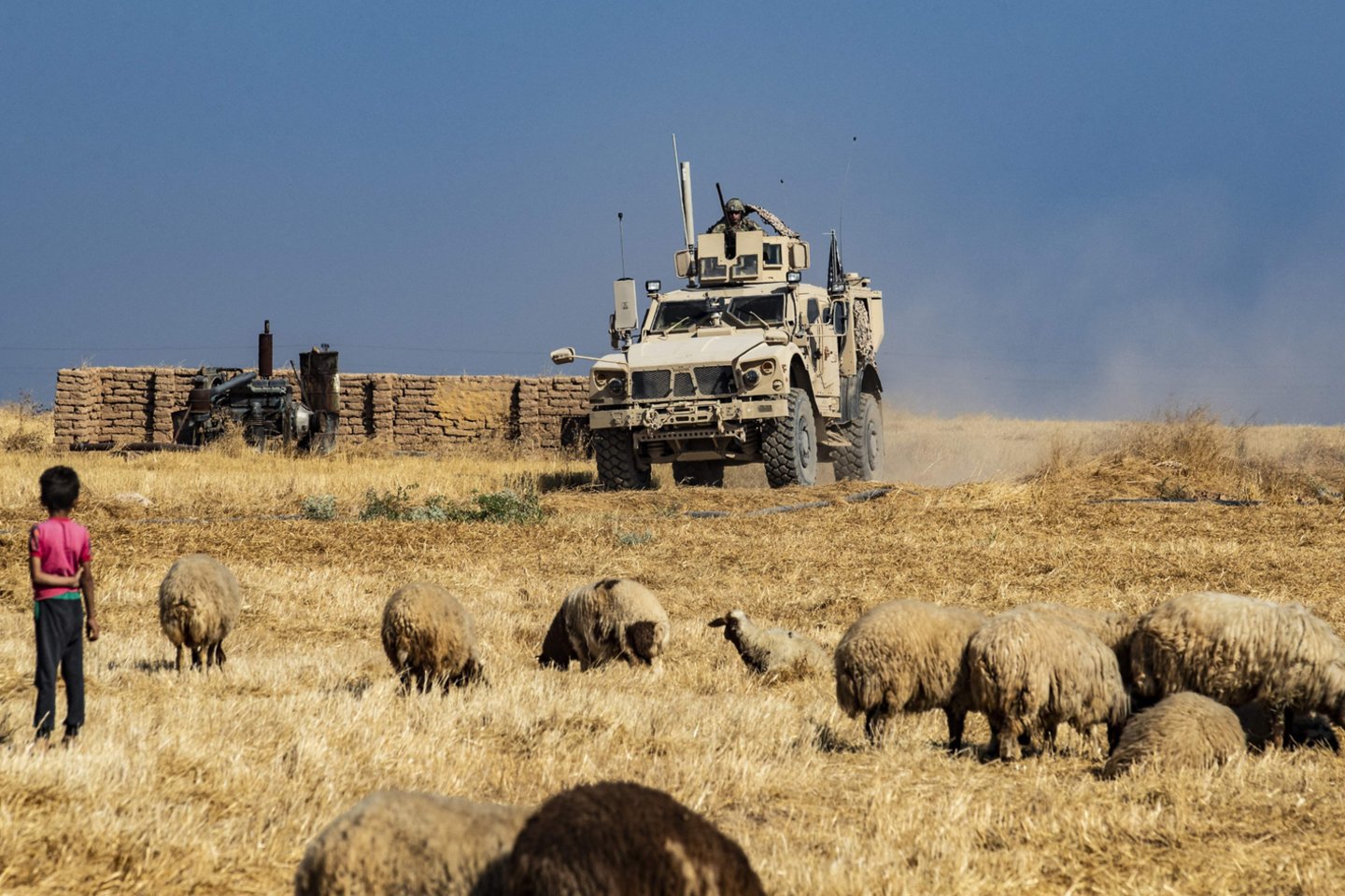 Sirijos šiaurės rytuose penktadienį vyksta intensyvios kovos, Turkijos pajėgoms ir jų sąjungininkams trečią puolimo dieną bandant užimti kurdų kontroliuojamus miestelius.  <br>AFP/Scanpix nuotr.