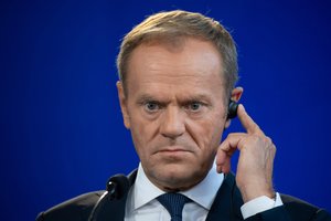 D. Tuskas griežtai kritikuoja Turkijos prezidento grasinimus